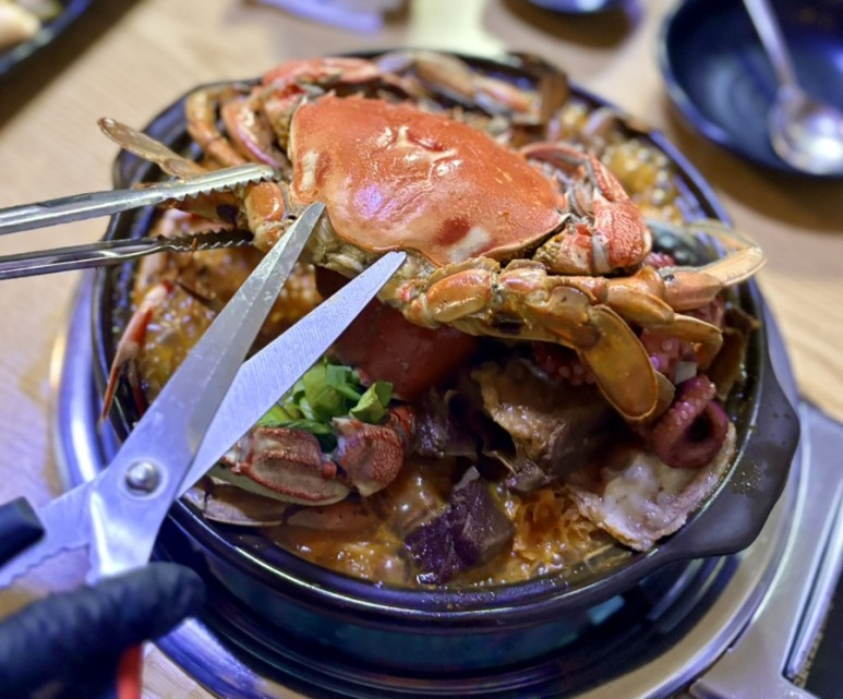 제주 서쪽 애월 해안도로 맛집 장인의집 본점 애월점 소갈비 해물 만두전골 칼국수 6 image
